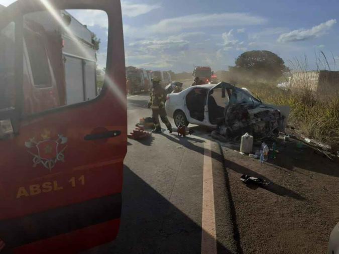 Frente do Fiat Siena ficou completamente destruída após o acidente(foto: CBMDF/Divulgação) Frente do Fiat Siena ficou completamente destruída após o acidente(foto: CBMDF/Divulgação)