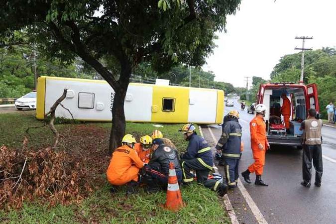 Vítimas fora socorridas pelo Corpo de Bombeiros e levadas para o Hospital de Base(foto: Arthur Menescal/Esp. CB/D.A Press) Vítimas fora socorridas pelo Corpo de Bombeiros e levadas para o Hospital de Base(foto: Arthur Menescal/Esp. CB/D.A Press)