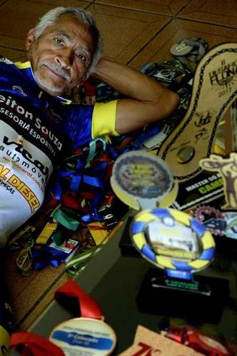 Gosto pelo ciclismo fortaleceu o coração de Lourival e o livrou da morte por infarto: depois do susto, veio a coleção de medalhas(foto: Carlos Vieira/CB/D.A) Gosto pelo ciclismo fortaleceu o coração de Lourival e o livrou da morte por infarto: depois do susto, veio a coleção de medalhas(foto: Carlos Vieira/CB/D.A)