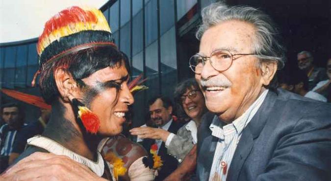Darcy Ribeiro é homenageado por índios, em 1995, em evento em Brasília(foto: Wanderlei Pozzembom/CB/D.A Press - 6/11/95) Darcy Ribeiro é homenageado por índios, em 1995, em evento em Brasília(foto: Wanderlei Pozzembom/CB/D.A Press - 6/11/95)