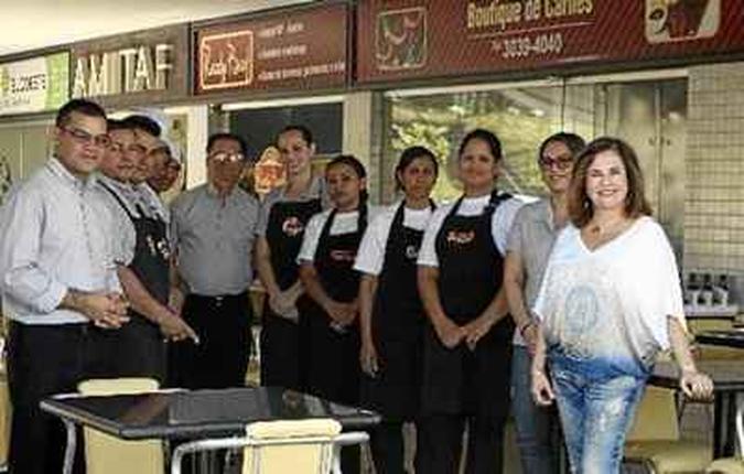 A empresária Rose percebeu uma mudança de postura em funcionários, como o gerente Hamilton. Agora, eles se dedicam mais(foto: Ed Alves) A empresária Rose percebeu uma mudança de postura em funcionários, como o gerente Hamilton. Agora, eles se dedicam mais(foto: Ed Alves)