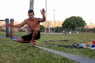 Carlos Eduardo, f� do slackline: 