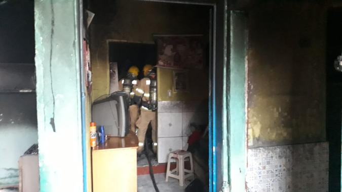 Fogo consumiu um quarto e a sala da casa(foto: Corpo de Bombeiros / Divulgação ) Fogo consumiu um quarto e a sala da casa(foto: Corpo de Bombeiros / Divulgação )