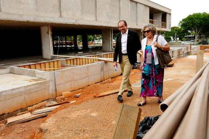 Lêda Watson com o secretário Bartolomeu Rodrigues: criadora do museu está otimista com a retomada das atividades do espaço(foto: Carlos Vieira/CB/D.A Press) Lêda Watson com o secretário Bartolomeu Rodrigues: criadora do museu está otimista com a retomada das atividades do espaço(foto: Carlos Vieira/CB/D.A Press)