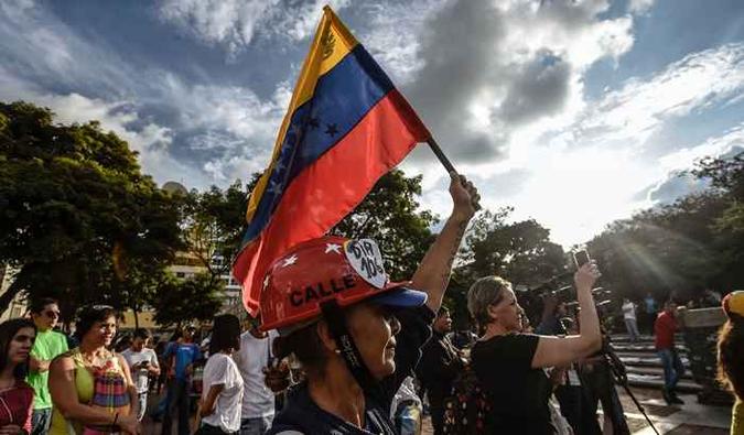 Venezuelanos em mais de 600 cidades de 100 países responderão a três questões(foto: JUAN BARRETO/AFP) Venezuelanos em mais de 600 cidades de 100 países responderão a três questões(foto: JUAN BARRETO/AFP)