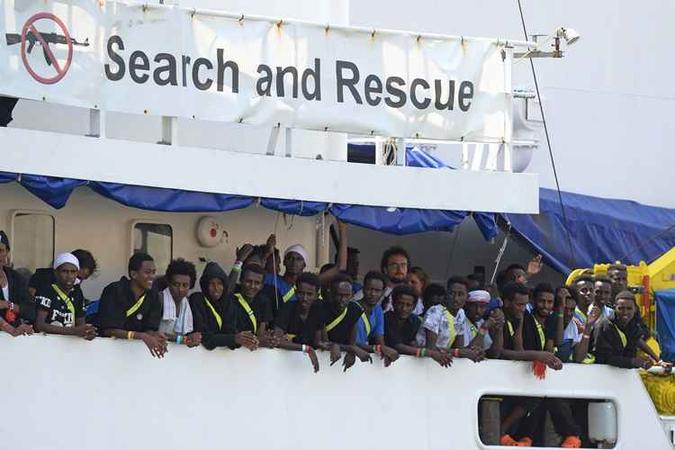 Países fizeram um acordo para receber os 141 migrantes a bordo, desarmando outro impasse diplomático(foto: Matthew Mirabelli / AFP) Países fizeram um acordo para receber os 141 migrantes a bordo, desarmando outro impasse diplomático(foto: Matthew Mirabelli / AFP)