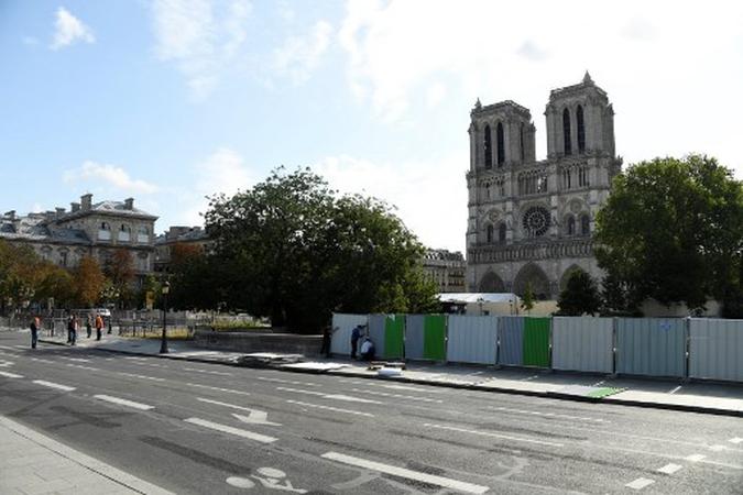 Área ao redor da Catedral de Notre-Dame cercada para aplicação de produto para absorver partículas de chumbo(foto: Bertrand Guay/AFP) Área ao redor da Catedral de Notre-Dame cercada para aplicação de produto para absorver partículas de chumbo(foto: Bertrand Guay/AFP)