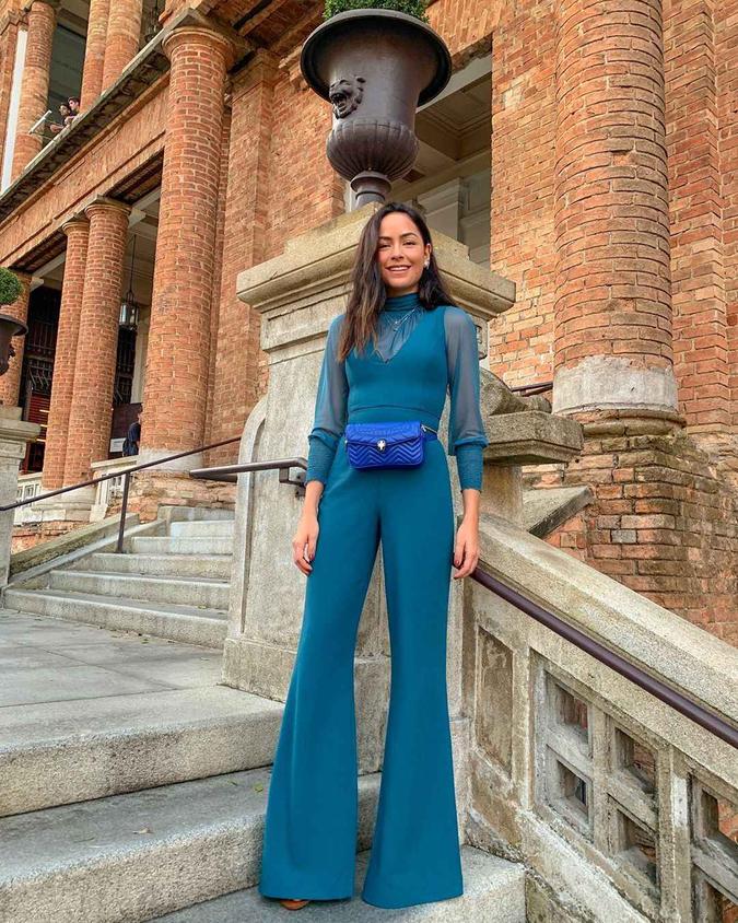 Mesmo em produções mais elegantes, a pochete pode ser uma opção. Lu Tranchesi a combinou com as cores do look durante o São Paulo Fashion Week.(foto: Reproducao/instagram) Mesmo em produções mais elegantes, a pochete pode ser uma opção. Lu Tranchesi a combinou com as cores do look durante o São Paulo Fashion Week.(foto: Reproducao/instagram)