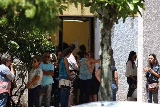 Amigos e familiares se despedem da vítima no cemitério Campo da Esperança, na Asa Sul(foto: Arthur Menescal/Esp. Correio Braziliense ) Amigos e familiares se despedem da vítima no cemitério Campo da Esperança, na Asa Sul(foto: Arthur Menescal/Esp. Correio Braziliense )