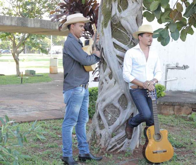 A paixão pela viola guiou a dupla Macedo e Mariano durante a carreira e agora dá o tom no projeto feito nas estações de metrô do DF(foto: Rebeca Mattioli/Divulgação) A paixão pela viola guiou a dupla Macedo e Mariano durante a carreira e agora dá o tom no projeto feito nas estações de metrô do DF(foto: Rebeca Mattioli/Divulgação)