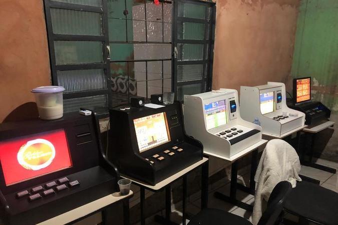 Policiais identificaram os equipamentos pelo portão e entraram na residência(foto: Polícia Militar/Divulgação) Policiais identificaram os equipamentos pelo portão e entraram na residência(foto: Polícia Militar/Divulgação)