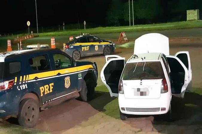 Policiais encontraram uma arma embaixo do banco do motorista(foto: PRF/Divulgação) Policiais encontraram uma arma embaixo do banco do motorista(foto: PRF/Divulgação)
