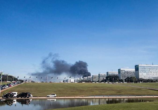 Fumaça de incêndio na subestação da CEB ao lado da 5ª Delegacia de Polícia pode ser vista da Esplanada dos Ministérios(foto: Divulgação: Wandeilson Sousa)