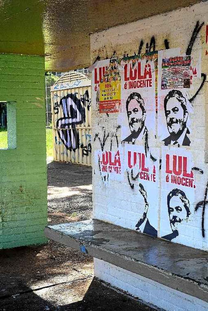 Cartazes anônimos em apoio ao ex-presidente Lula foram fixados em paradas de ônibus do Distrito Federal no fim de semana, dias antes do julgamento do caso do triplex do Guarujá, no Tribunal Regional Federal da 4ª Região (TRF-4), em Porto Alegre.(foto: Antonio Cunha/CB/D.A Press) Cartazes anônimos em apoio ao ex-presidente Lula foram fixados em paradas de ônibus do Distrito Federal no fim de semana, dias antes do julgamento do caso do triplex do Guarujá, no Tribunal Regional Federal da 4ª Região (TRF-4), em Porto Alegre.(foto: Antonio Cunha/CB/D.A Press)
