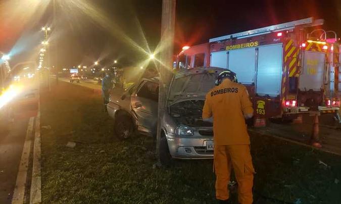 Na EPIA Sul, o motorista que conduzia um Chevrolet Classic bege perdeu o controle da direção e colidiu com um poste(foto: CBMDF/Divulgação) Na EPIA Sul, o motorista que conduzia um Chevrolet Classic bege perdeu o controle da direção e colidiu com um poste(foto: CBMDF/Divulgação)