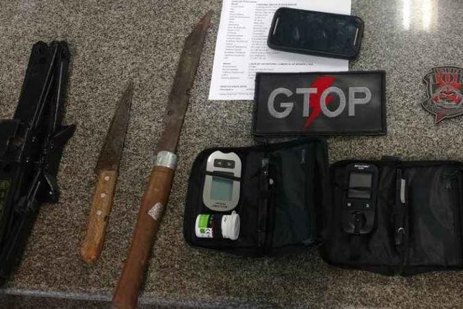 Com o homem a polícia encontrou dois celulares furtados(foto: Polícia Militar/Divulgação) Com o homem a polícia encontrou dois celulares furtados(foto: Polícia Militar/Divulgação)