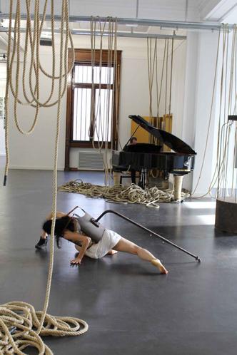 Cordas serviram de base para Jacqueline Gimenes criar a coreografia(foto: BWV 988/Divulgacao) Cordas serviram de base para Jacqueline Gimenes criar a coreografia(foto: BWV 988/Divulgacao)