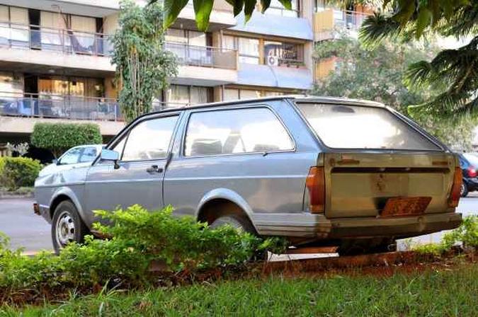 Carro abandonado na Asa Norte, onde foram apreendidos 23 veículos abandonados em operações anteriores(foto: Marcelo Ferreira/CB/D.A Press (17/06/2011)) Carro abandonado na Asa Norte, onde foram apreendidos 23 veículos abandonados em operações anteriores(foto: Marcelo Ferreira/CB/D.A Press (17/06/2011))