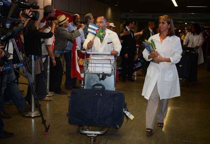 Médicos cubanos desembarcam no Brasil (foto: José Cruz/Arquivo Agência Brasil ) Médicos cubanos desembarcam no Brasil (foto: José Cruz/Arquivo Agência Brasil )