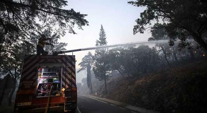 Entre quarta e quinta-feira, bombeiros e policiais tiveram de evacuar de emergência os habitantes das áreas próximas de Silves(foto: AFP) Entre quarta e quinta-feira, bombeiros e policiais tiveram de evacuar de emergência os habitantes das áreas próximas de Silves(foto: AFP)