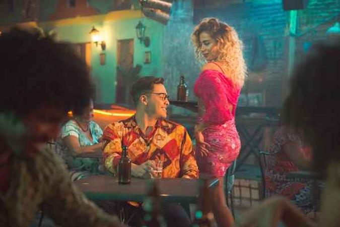 O vídeo de 'Romance com safadeza' foi gravado em Fortaleza e mostra um estabelecimento bem simples(foto: Ederson Lima/Divulgação) O vídeo de 'Romance com safadeza' foi gravado em Fortaleza e mostra um estabelecimento bem simples(foto: Ederson Lima/Divulgação)