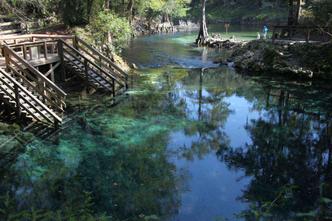 Para entrar na caverna, é preciso mergulhar no rio. Aventura desde o início(foto: Florida FishWildLife/Flickr) Para entrar na caverna, é preciso mergulhar no rio. Aventura desde o início(foto: Florida FishWildLife/Flickr)