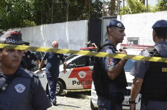 O ataque à escola provocado por dois adolescentes deixou dez mortos(foto: Rovena Rosa/Agência Brasil ) O ataque à escola provocado por dois adolescentes deixou dez mortos(foto: Rovena Rosa/Agência Brasil )