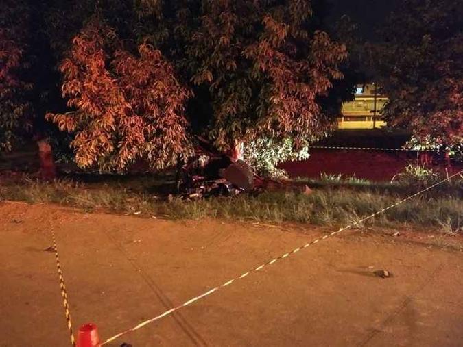 Um homem morreu ao se chocar em uma árvore, na BR-060, nesta quarta-feira (6/12)(foto: PM/Divulgação) Um homem morreu ao se chocar em uma árvore, na BR-060, nesta quarta-feira (6/12)(foto: PM/Divulgação)