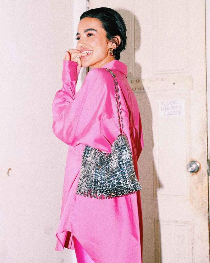 A composição monocromática em cetim também pode ser ainda mais fashionista quando adicionados acessórios brilhosos %u2014 aqui, uma bolsa prata poderosa. Produção da cantora Manu Gavassi que funciona para uma reunião de trabalho seguida de um happy hour(foto: Divulgação/Instagram) A composição monocromática em cetim também pode ser ainda mais fashionista quando adicionados acessórios brilhosos %u2014 aqui, uma bolsa prata poderosa. Produção da cantora Manu Gavassi que funciona para uma reunião de trabalho seguida de um happy hour(foto: Divulgação/Instagram)