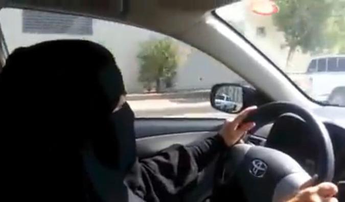 As mulheres na Arábia Saudita podem dirigir desde 24 de junho, após décadas de proibição(foto: AFP) As mulheres na Arábia Saudita podem dirigir desde 24 de junho, após décadas de proibição(foto: AFP)