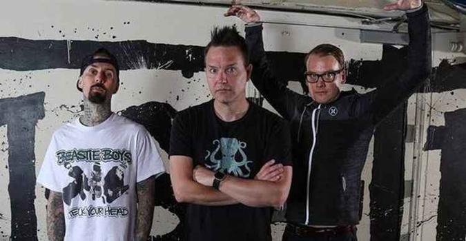 É o primeiro trabalho da banda com a nova formação , sem Tom DeLonge É o primeiro trabalho da banda com a nova formação , sem Tom DeLonge