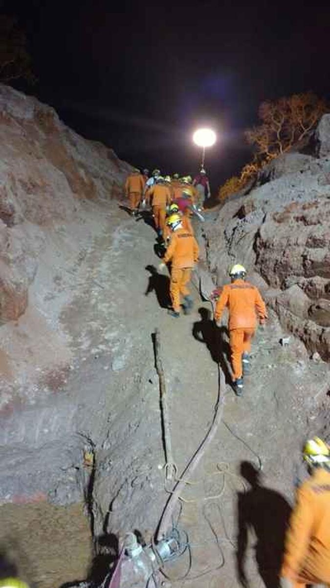 Para chegar próximo ao buraco onde está a vítima, os bombeiros cavaram uma estrutura de aproximadamente 11 metros(foto: Divulgação/CBMDF) Para chegar próximo ao buraco onde está a vítima, os bombeiros cavaram uma estrutura de aproximadamente 11 metros(foto: Divulgação/CBMDF)