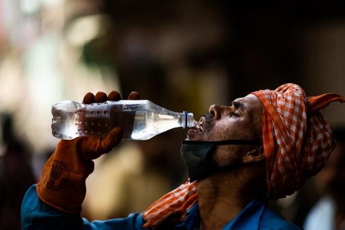 A Índia está murchando sob uma onda de calor, com a temperatura em locais atingindo 50 graus Celsius (122 graus Fahrenheit) e a capital duradoura seu dia mais quente de maio em quase duas décadas.(foto: Jewel SAMAD / AFP) A Índia está murchando sob uma onda de calor, com a temperatura em locais atingindo 50 graus Celsius (122 graus Fahrenheit) e a capital duradoura seu dia mais quente de maio em quase duas décadas.(foto: Jewel SAMAD / AFP)