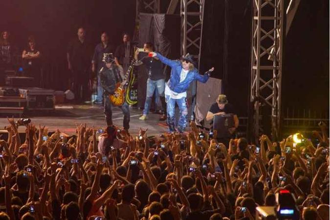 A banda Guns n' Roses faz show domingo no Mané Garrincha(foto: Romulo Juracy/Esp. CB/D.A Press) A banda Guns n' Roses faz show domingo no Mané Garrincha(foto: Romulo Juracy/Esp. CB/D.A Press)