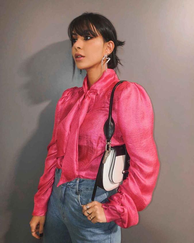 Seguindo o conceito dos acessórios que transformam o look, Gabriela Sales, influenciadora, opta por brincos de strass em suas produções modernas. Como na foto, eles podem ser combinados com calça jeans e blusas coloridas no verão 2020(foto: Divulgação/Instagram) Seguindo o conceito dos acessórios que transformam o look, Gabriela Sales, influenciadora, opta por brincos de strass em suas produções modernas. Como na foto, eles podem ser combinados com calça jeans e blusas coloridas no verão 2020(foto: Divulgação/Instagram)