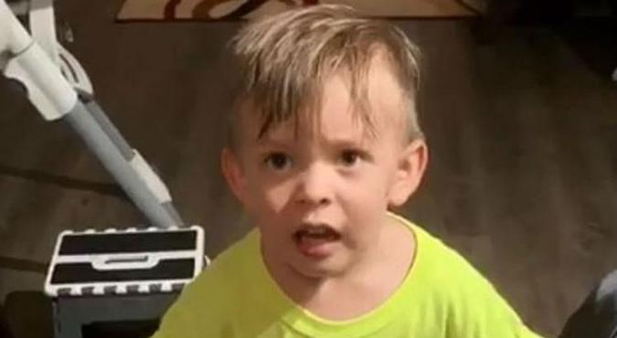 Menino reclama de não ter recebido um beijo da mãe e viraliza na internet(foto: Reprodução/ Youtube) Menino reclama de não ter recebido um beijo da mãe e viraliza na internet(foto: Reprodução/ Youtube)