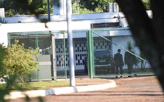Fachada da residência de Eduardo Cunha no Lago Sul(foto: Ed Alves/CB/DA Press) Fachada da residência de Eduardo Cunha no Lago Sul(foto: Ed Alves/CB/DA Press)