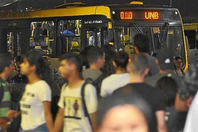 Jovens esperam ônibus: Executivo lembra que, na maioria das capitais, as prefeituras concedem desconto de 50% na tarifa de estudantes(foto: Minervino Junior/CB/D.A Press) Jovens esperam ônibus: Executivo lembra que, na maioria das capitais, as prefeituras concedem desconto de 50% na tarifa de estudantes(foto: Minervino Junior/CB/D.A Press)