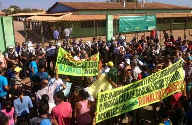 Manifestantes desbloqueiam balão que liga o Itapoã ao Paranoá e ocupam frente da administração da cidade (foto: Ed. Alves/CB/D.A Press) Manifestantes desbloqueiam balão que liga o Itapoã ao Paranoá e ocupam frente da administração da cidade (foto: Ed. Alves/CB/D.A Press)