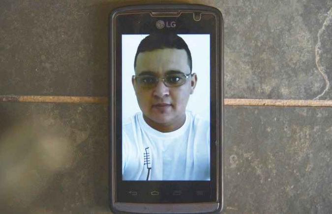 O o estudante Gidenilton Ribeiro Lacerda foi assassinado em junho do ano passado dentro da sala de aula.(foto: Ed Alves/CB/D.A. Press.) O o estudante Gidenilton Ribeiro Lacerda foi assassinado em junho do ano passado dentro da sala de aula.(foto: Ed Alves/CB/D.A. Press.)