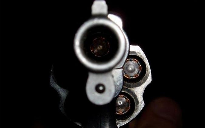 Lá, há o direito à posse de arma para ser mantida em casa, além de normas estaduais para portá-la livremente nas ruas e compras facilitadas até em supermercados(foto: Guns Power/Divulgacao) Lá, há o direito à posse de arma para ser mantida em casa, além de normas estaduais para portá-la livremente nas ruas e compras facilitadas até em supermercados(foto: Guns Power/Divulgacao)