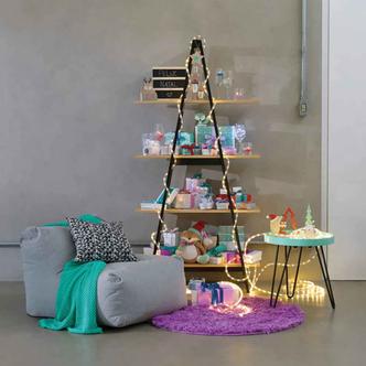 Estante pequena, ideal para ambientes menores, e decorada com fio de luz(foto: Divulgação/Tok&Stok) Estante pequena, ideal para ambientes menores, e decorada com fio de luz(foto: Divulgação/Tok&Stok)