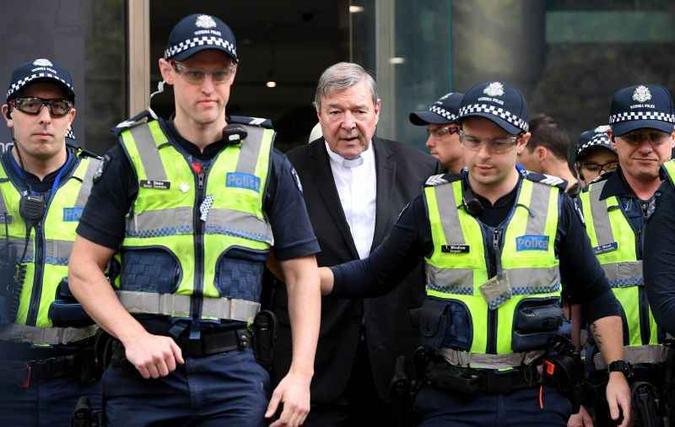 Cardeal George Pell, tesoureiro licenciado do Vaticano, deixa a Corte de Melbourne escoltado por policiais: prelado será julgado em duas ocasiões(foto: Mal Fairclough/AFPM) Cardeal George Pell, tesoureiro licenciado do Vaticano, deixa a Corte de Melbourne escoltado por policiais: prelado será julgado em duas ocasiões(foto: Mal Fairclough/AFPM)