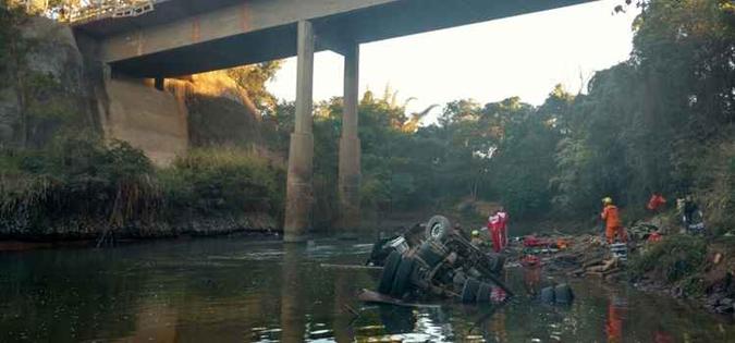 O caminhão bateu no muro de proteção da ponte sobre e Rio São Bartolomeu(foto: CBMDF/Divulgação) O caminhão bateu no muro de proteção da ponte sobre e Rio São Bartolomeu(foto: CBMDF/Divulgação)