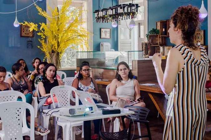 A fundadora Ana Laura conversa com mulheres na Feira Maternativa em Recife (foto: Thaís Cavalcanti/Divulgação ) A fundadora Ana Laura conversa com mulheres na Feira Maternativa em Recife (foto: Thaís Cavalcanti/Divulgação )