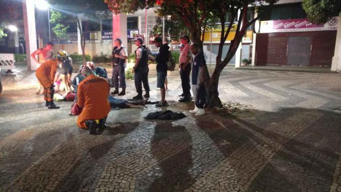 Assim que chegaram o ao local do crime, equipes do Corpo de Bombeiros e do SAMU confirmaram o óbito(foto: Divulgação/Corpo de Bombeiros) Assim que chegaram o ao local do crime, equipes do Corpo de Bombeiros e do SAMU confirmaram o óbito(foto: Divulgação/Corpo de Bombeiros)