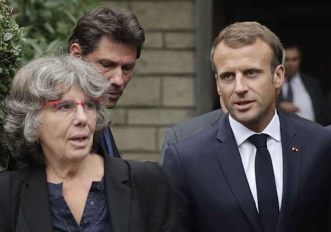 Presidente francês Emmanuel Macron caminha ao lado de Michele Audin, filha do falecido matemático Maurice Audin.(foto: Thomas Samson/AFP) Presidente francês Emmanuel Macron caminha ao lado de Michele Audin, filha do falecido matemático Maurice Audin.(foto: Thomas Samson/AFP)