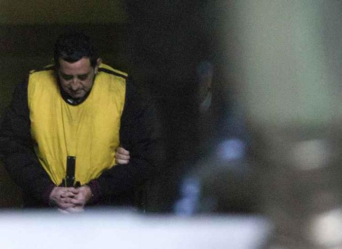 Muñoz foi transferido para a cidade de Rancagua (120 km ao sul de Santiago), onde um tribunal ordenou sua prisão preventiva por 180 dias(foto: Claudio Reyes/AFP) Muñoz foi transferido para a cidade de Rancagua (120 km ao sul de Santiago), onde um tribunal ordenou sua prisão preventiva por 180 dias(foto: Claudio Reyes/AFP)