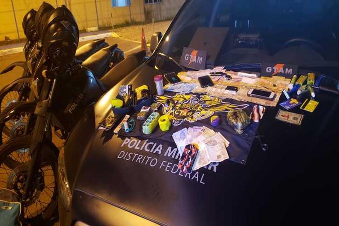 Equipe do Grupamento Especial Tático de Motos da Polícia Militar (Getam) prendeu, na noite desta sexta-feira (8/1), grupo de três jovens que traficavam drogas em condomínio de Águas Claras(foto: Divulgação/PMDF) Equipe do Grupamento Especial Tático de Motos da Polícia Militar (Getam) prendeu, na noite desta sexta-feira (8/1), grupo de três jovens que traficavam drogas em condomínio de Águas Claras(foto: Divulgação/PMDF)