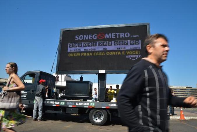 Painel sonegômetro volta à capital federal para denunciar o alto valor de impostos sonegados no Brasil (foto: Marcello Casal jr/Agência Brasil) Painel sonegômetro volta à capital federal para denunciar o alto valor de impostos sonegados no Brasil (foto: Marcello Casal jr/Agência Brasil)